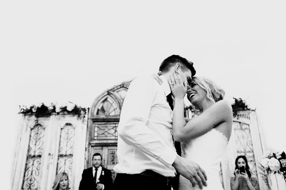 the-ravington-wedding-venue-photography-vinson-images-dance-kiss