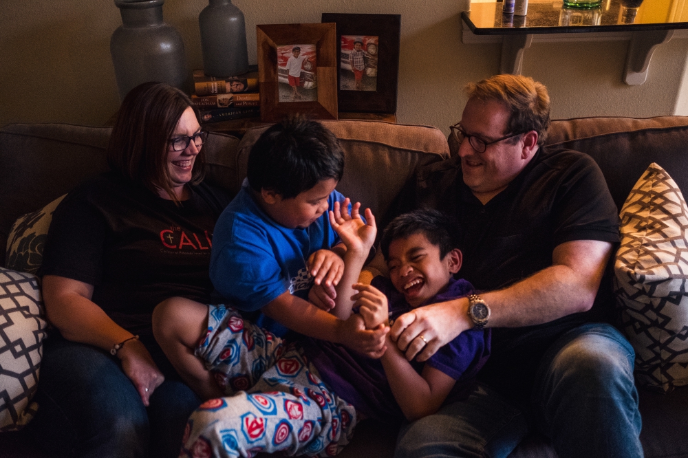 Family-documentary-photography-northwest-arkansas-vinson-images-tickle-fight