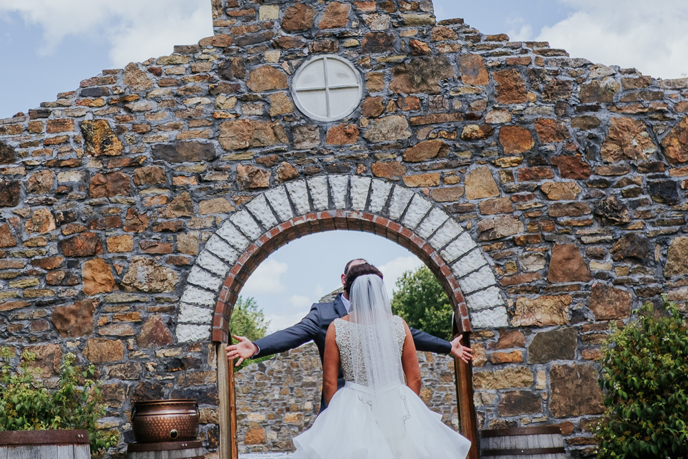 Sassafras-springs-vinyard-wedding-fayetteville-arkansas-vinson-images-first-look-hug