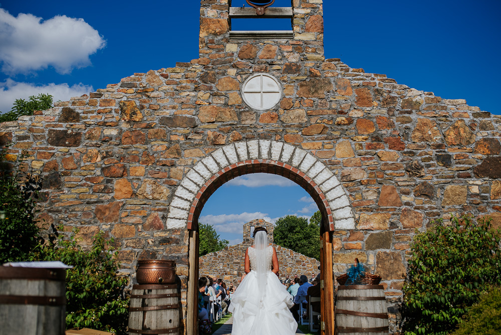Sassafras-springs-vinyard-wedding-fayetteville-arkansas-vinson-images-bride-walk