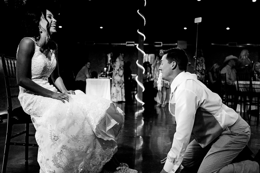 Pittsburg-kansas-wedding-photography-vinson-images-garter