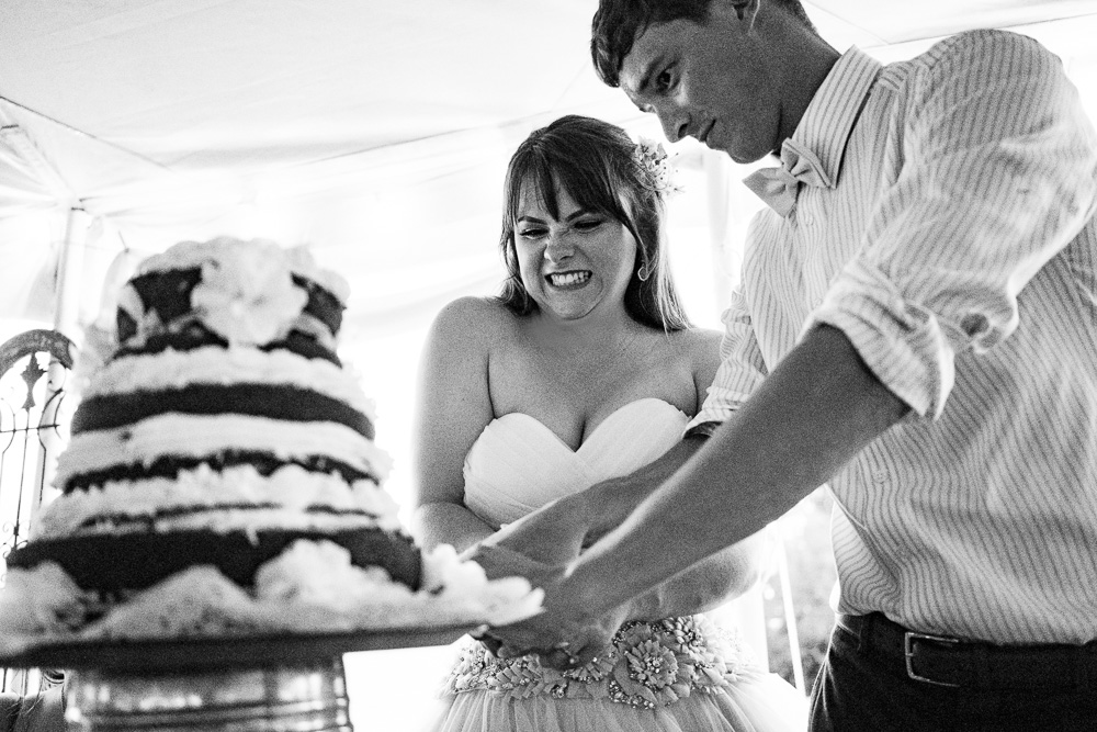 Garfield-Arkansas-wedding photography-backyard-wedding-northwest-arkansas-vinson-images-cutting-cake