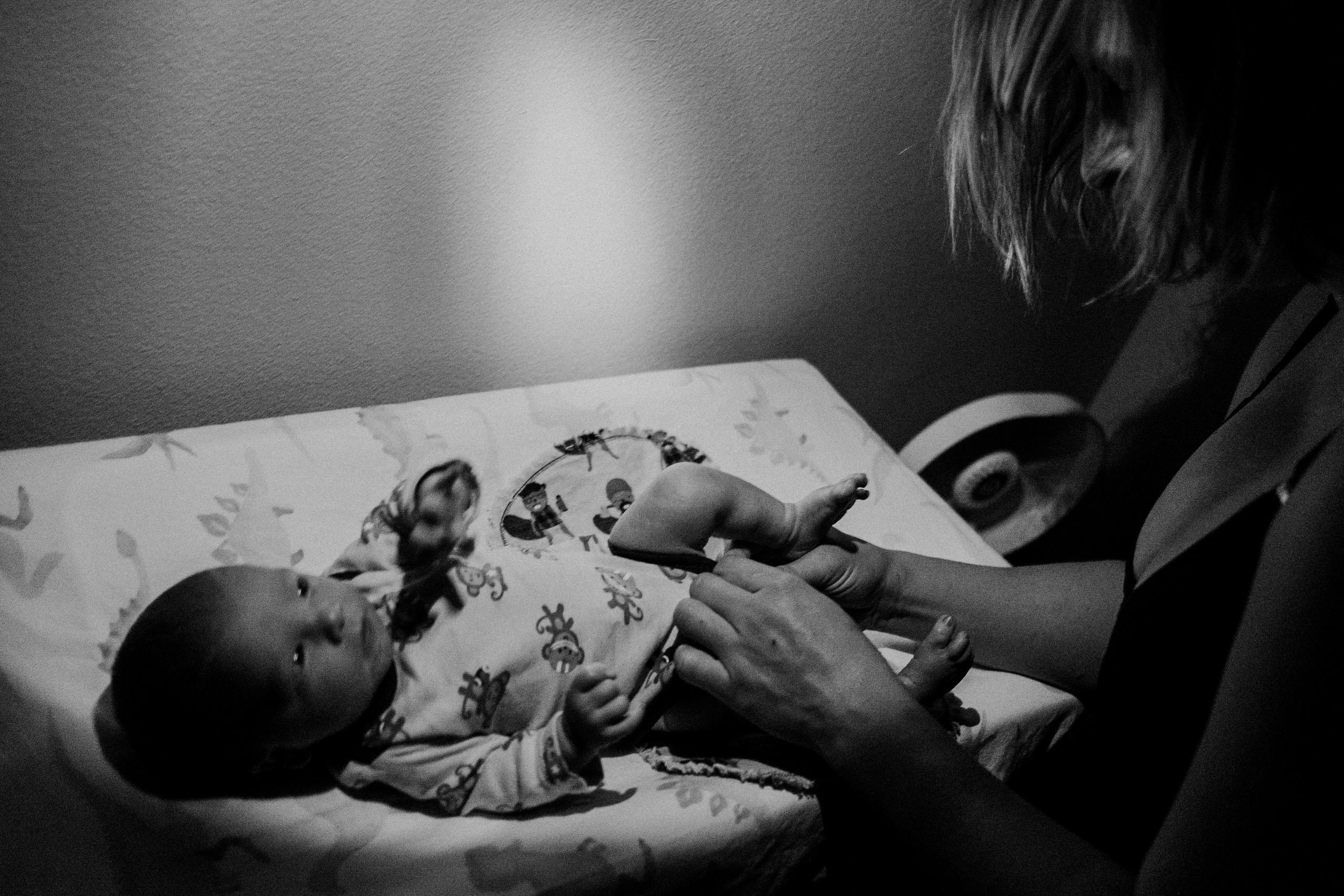 Why-i-love-family-documentary-photography-diaper-change
