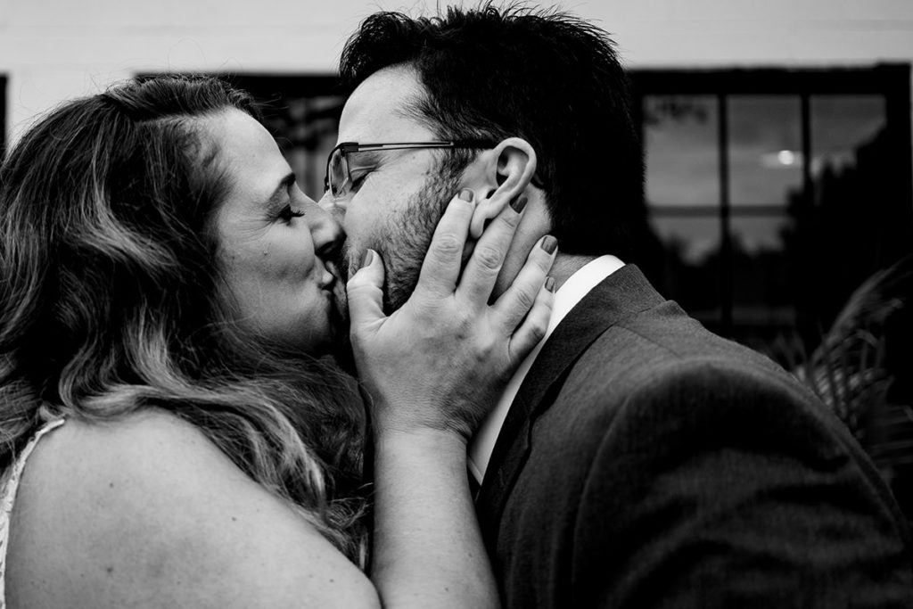 detroit-michigan-wedding-photography-vinson-images-first-kiss-axle-brewing